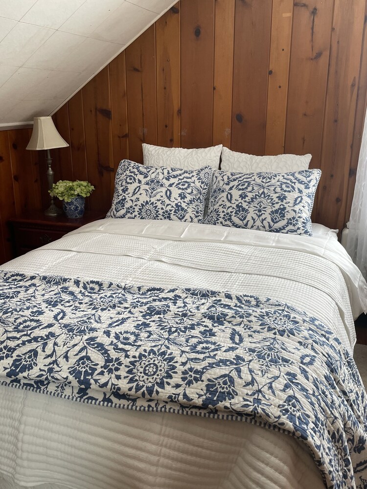 Sweet Upstairs’s apartment right next to Southern Virginia University