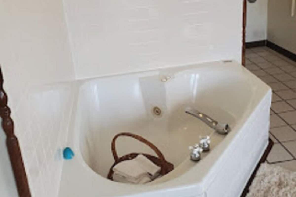 Elite Room, 1 King Bed, Lake View | 1 bedroom, individually decorated, individually furnished, desk