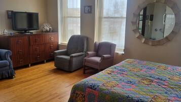 Elite Room, 1 King Bed, Lake View | Individually decorated, individually furnished, desk, laptop workspace