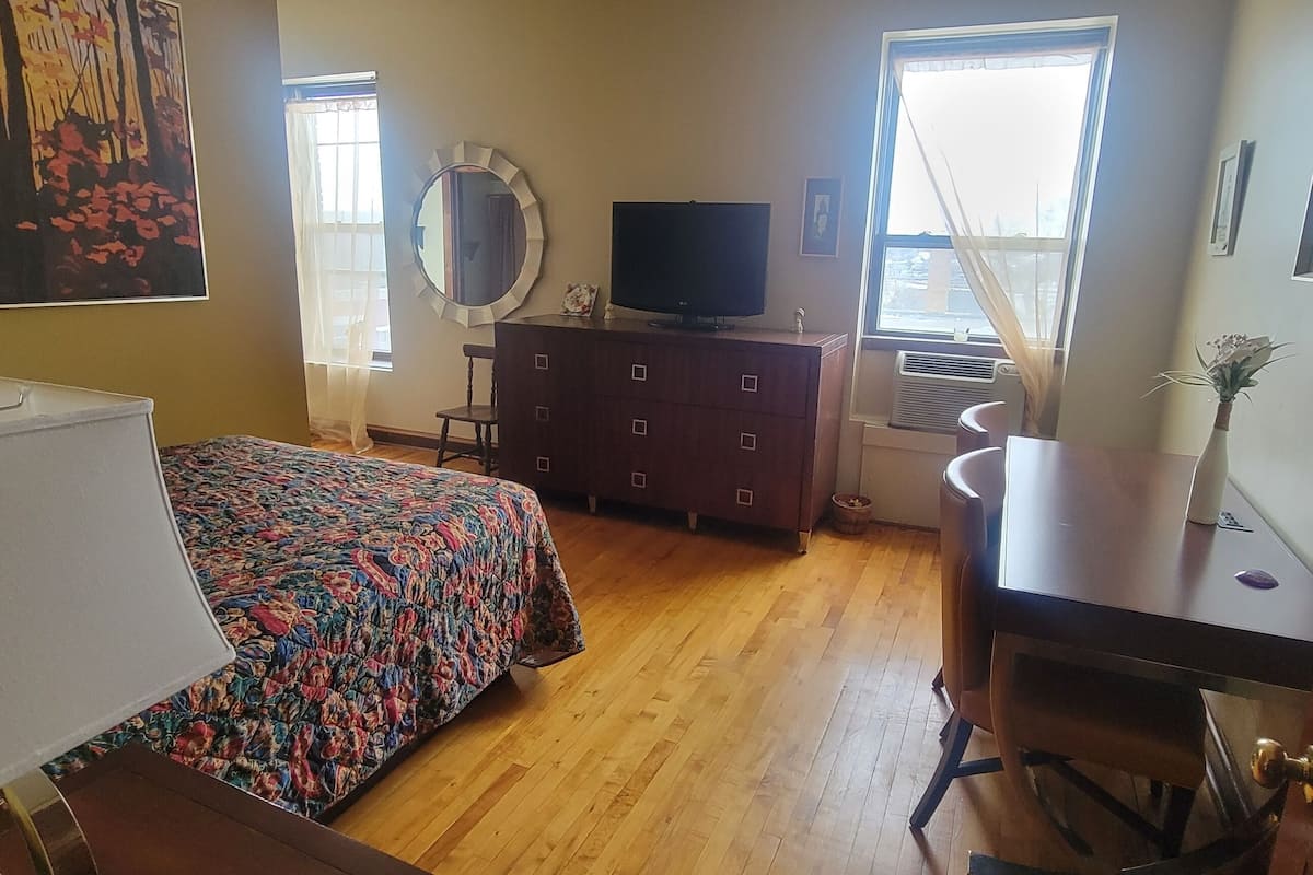 Deluxe Room, 1 Queen Bed | 1 bedroom, individually decorated, individually furnished, desk