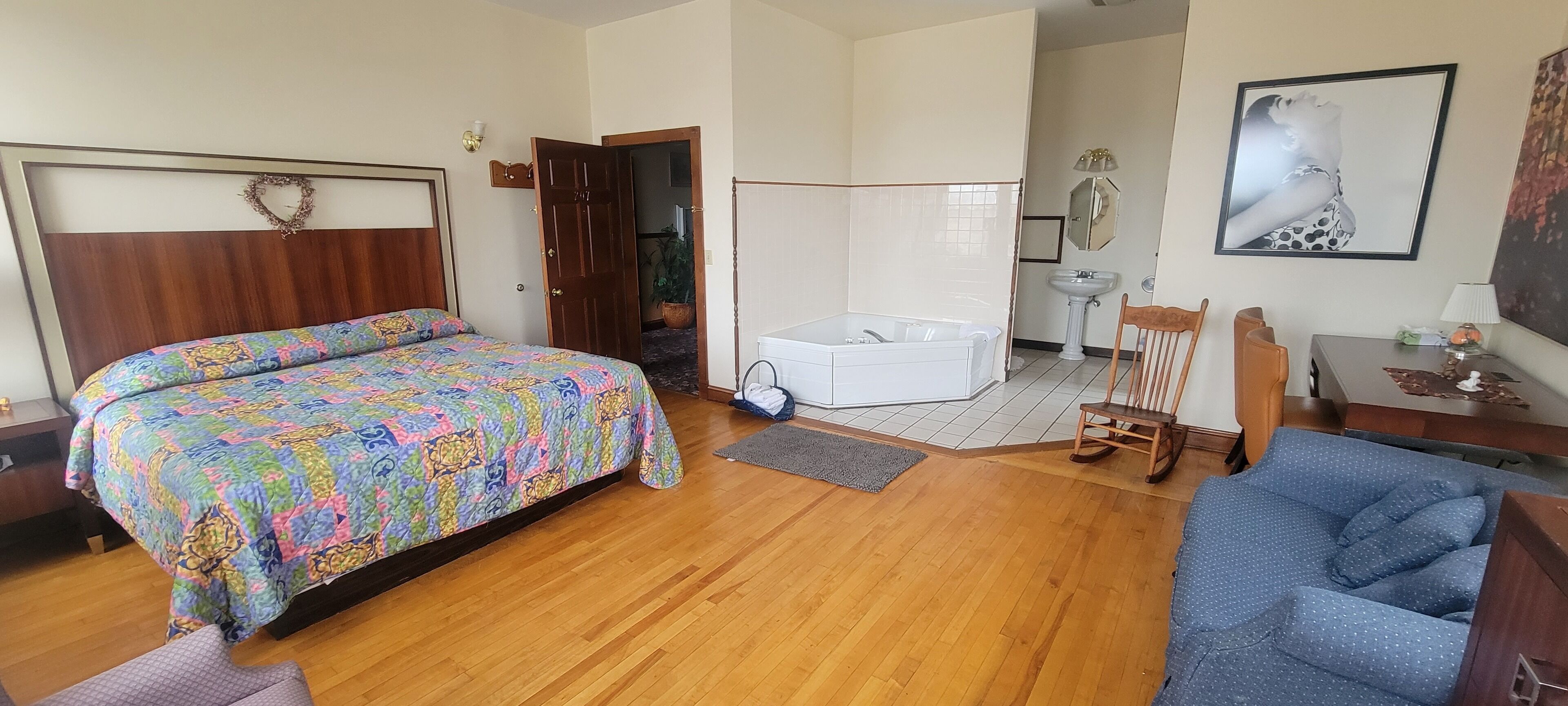 Elite Room, 1 King Bed, Lake View | Individually decorated, individually furnished, desk, laptop workspace