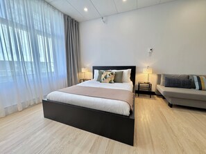 Een strijkplank/strijkijzer, wifi, beddengoed