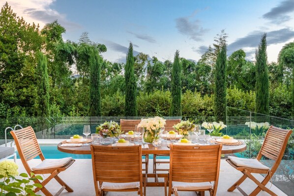 Outdoor dining - Villa Ivona Modern Luxury Classic Villa with Private Pool and panoramic views in 3 kms from Lucca Walls (Lucca)