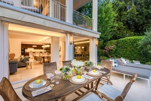 Outdoor dining - Villa Ivona Modern Luxury Classic Villa with Private Pool and panoramic views in 3 kms from Lucca Walls (Lucca)