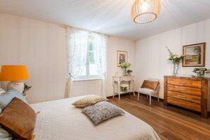 6 bedrooms, iron/ironing board, bed sheets