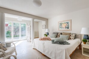 6 bedrooms, iron/ironing board, free WiFi, bed sheets