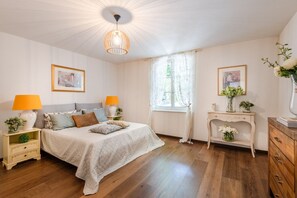 6 bedrooms, iron/ironing board, free WiFi, bed sheets