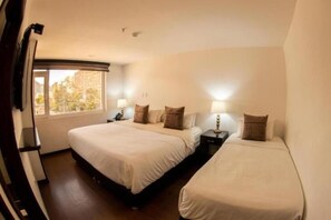 Triple Room | In-room safe, desk, soundproofing, free WiFi - Hotel Sheridan Bogotá (Bogotá)
