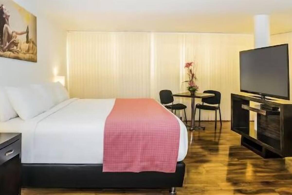 Suite | Een kluis op de kamer, een bureau, geluiddichte muren, gratis wifi