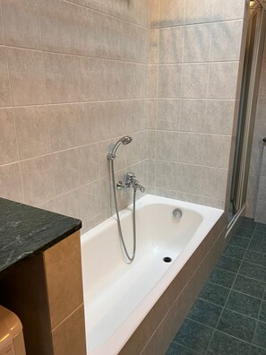 Een haardroger, een bidet, handdoeken, zeep