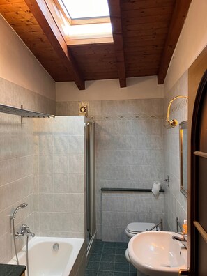 Secador de pelo, bidet, toallas, jabón