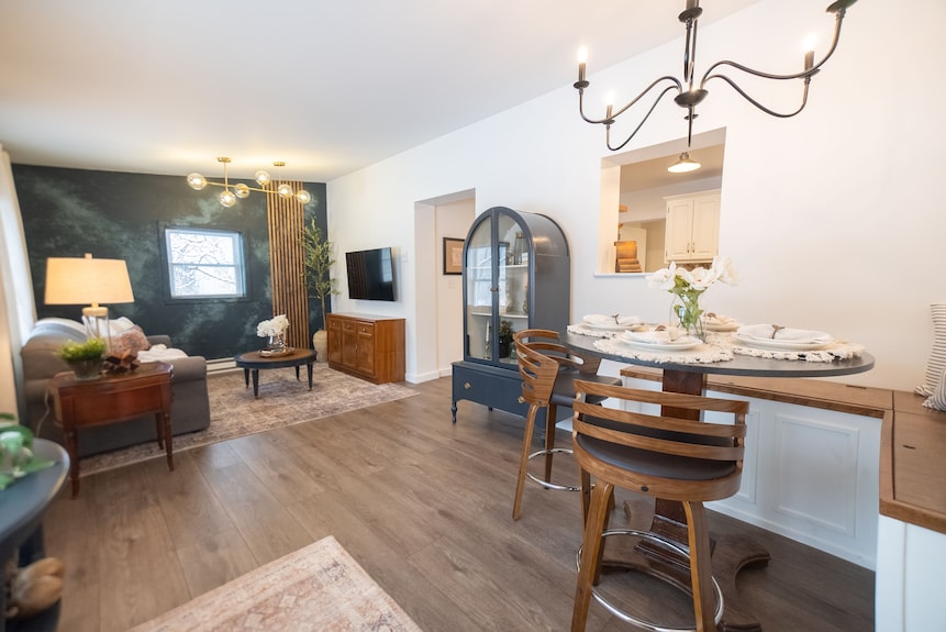 Vintage Vogue: Your Stylish Suite With Wi-fi, Netflix, And Parking! - Scottdale, PA
