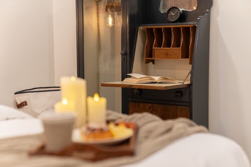 Vintage Vogue: Your Stylish Suite with Wi-Fi, Netflix, and Parking!