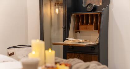 Vintage Vogue: Your Stylish Suite with Wi-Fi, Netflix, and Parking!