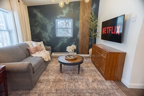 Smart TV, books - Vintage Vogue: Your Stylish Suite with Wi-Fi, Netflix, and Parking! (Connellsville)