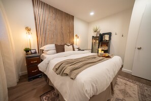 2 bedrooms, iron/ironing board, travel crib, free WiFi - Vintage Vogue: Your Stylish Suite with Wi-Fi, Netflix, and Parking! (Connellsville)