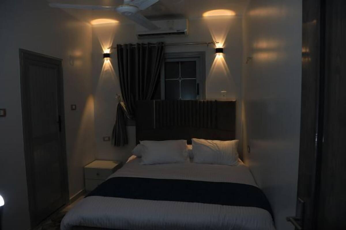 Blackout drapes, WiFi (free)