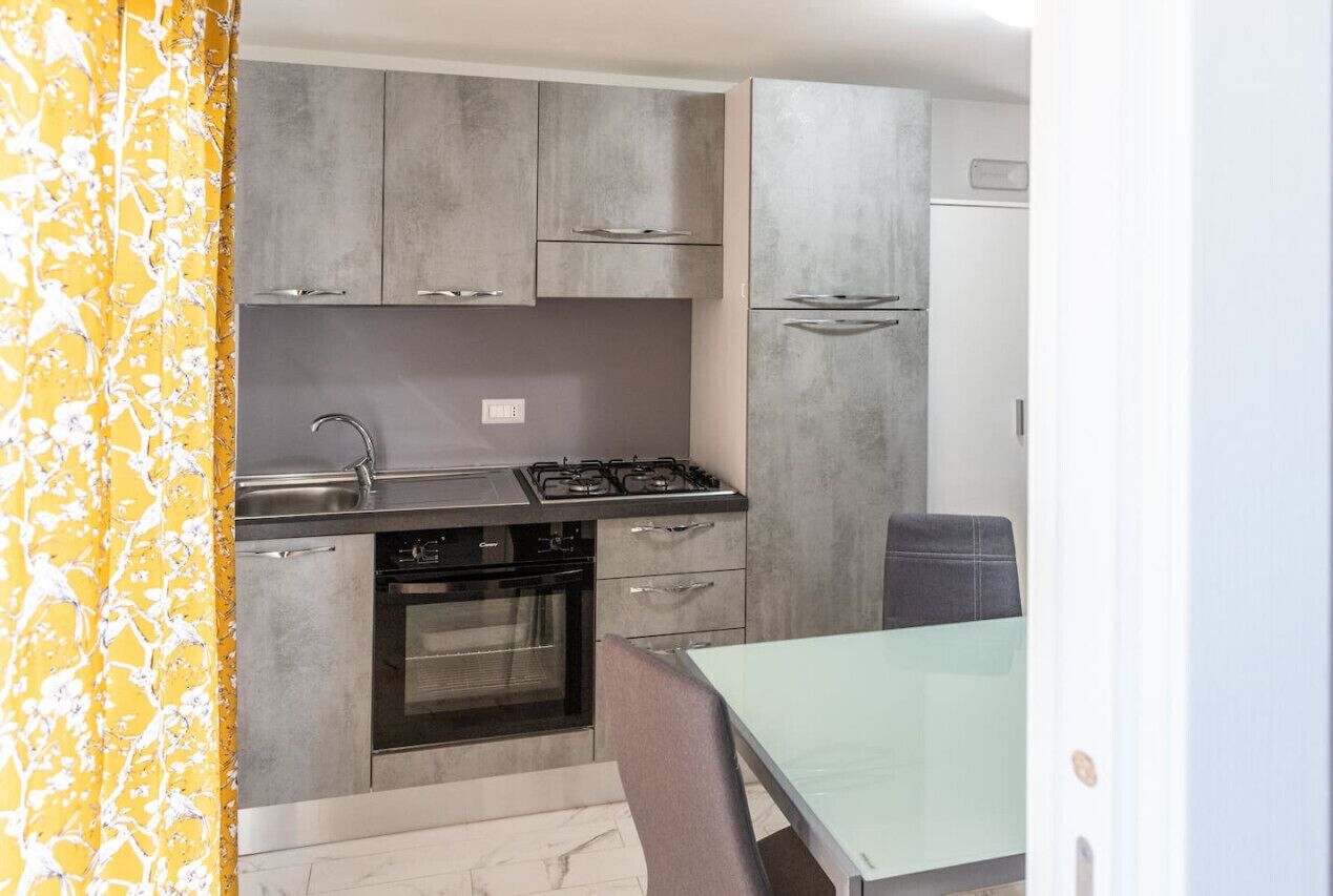 Réfrigérateur, four, plaque de cuisson, cafetière/bouilloire