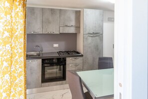 Fridge, oven, stovetop, coffee/tea maker