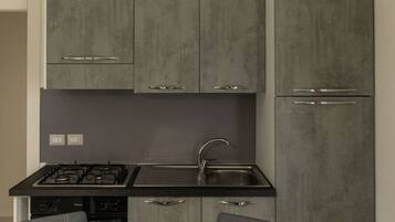 Fridge, oven, stovetop, coffee/tea maker