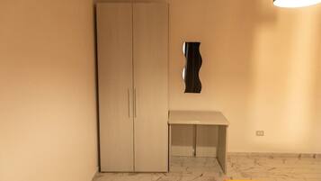 1 bedroom, desk, WiFi