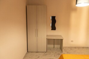 1 bedroom, desk, WiFi