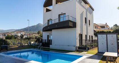 Residence Villa Nebros - Appartamento con Terrazza e Piscina