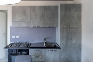 Kühlschrank, Ofen, Herdplatte, Wasserkocher mit Kaffee-/Teezubehör