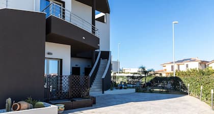 Appartamento Piano Terra con Cortile Privato e Piscina