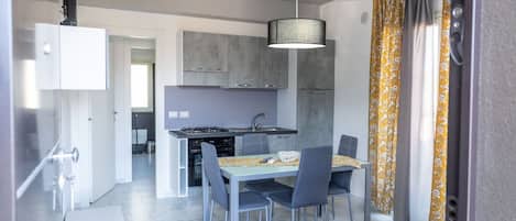 Frigorífico, horno, placa de cocina y cafetera o tetera