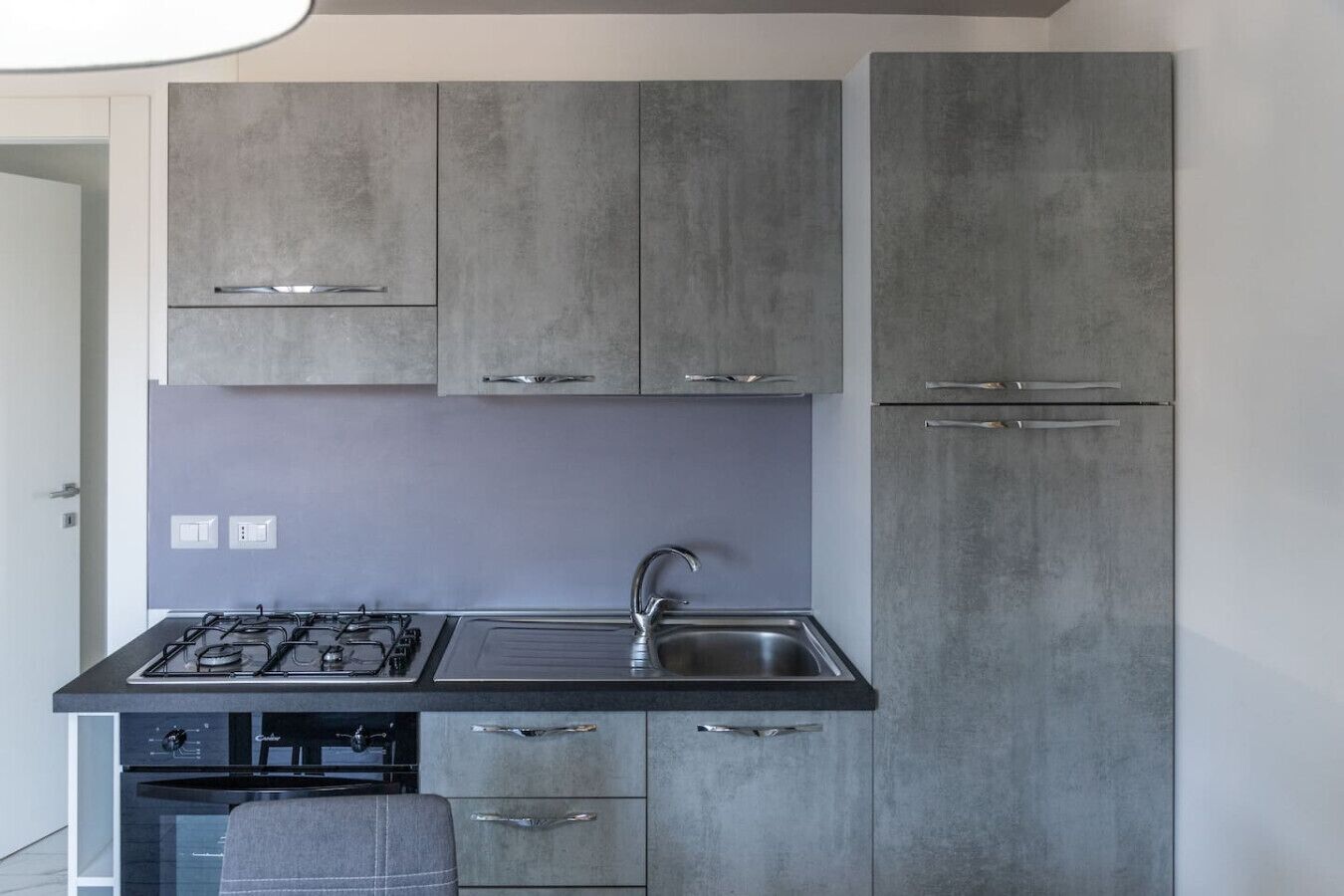 Frigorifero, forno, piano cottura, macchina per tè/caffè