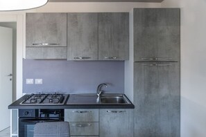 Fridge, oven, stovetop, coffee/tea maker