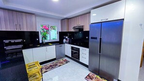 Deluxe Duplex | Private kitchen | Full-size fridge, microwave, oven, stovetop