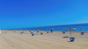 På stranden, sort sand