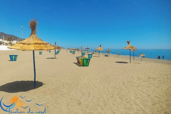 A la platja i platja de sorra negra