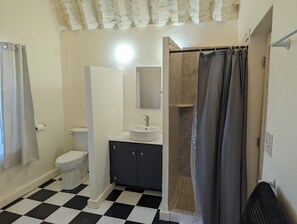 Douche, sèche-cheveux, serviettes fournies, savon