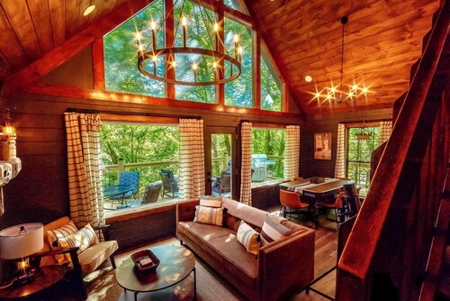 NOT YOUR GRANDMA’S CABIN! King Loft, WIFI, Game Room, Hot Tub & Fire Pit!