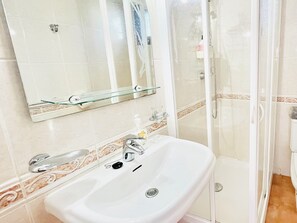Shower, hair dryer, bidet, towels
