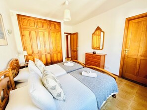 Tabla de planchar con plancha, wifi y ropa de cama 