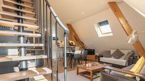 Un espace de vie moderne de style loft comprenant une cuisine, un coin repas et un espace salon.