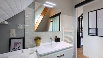 Secador de cabelo, toalhas de banho, sabonete, papel higiênico