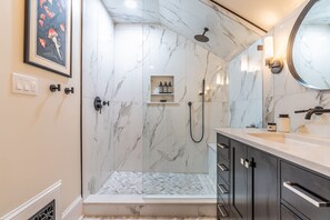 Een douche, een haardroger, handdoeken, zeep