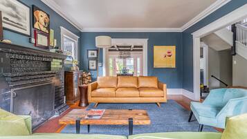 Televisión y chimenea