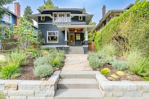 Exterior - Beautiful North Cap Hill Craftsman with Hot Tub (Seattle)
