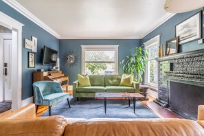 Televisión y chimenea 