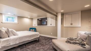 5 habitaciones, escritorio y tabla de planchar con plancha