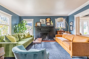 TV, fireplace - Beautiful North Cap Hill Craftsman with Hot Tub (Seattle)