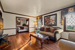 8 bedrooms, WiFi, bed sheets