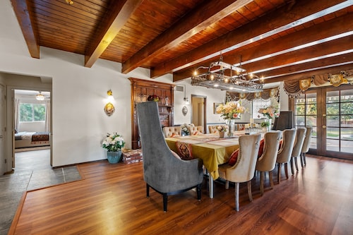 Castle vacation 8BD 6BA BBQ Pool 9 beds 4 Tvs