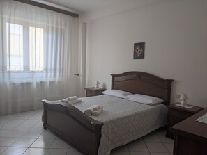 2 soverom, strykejern/-brett og sengetøy